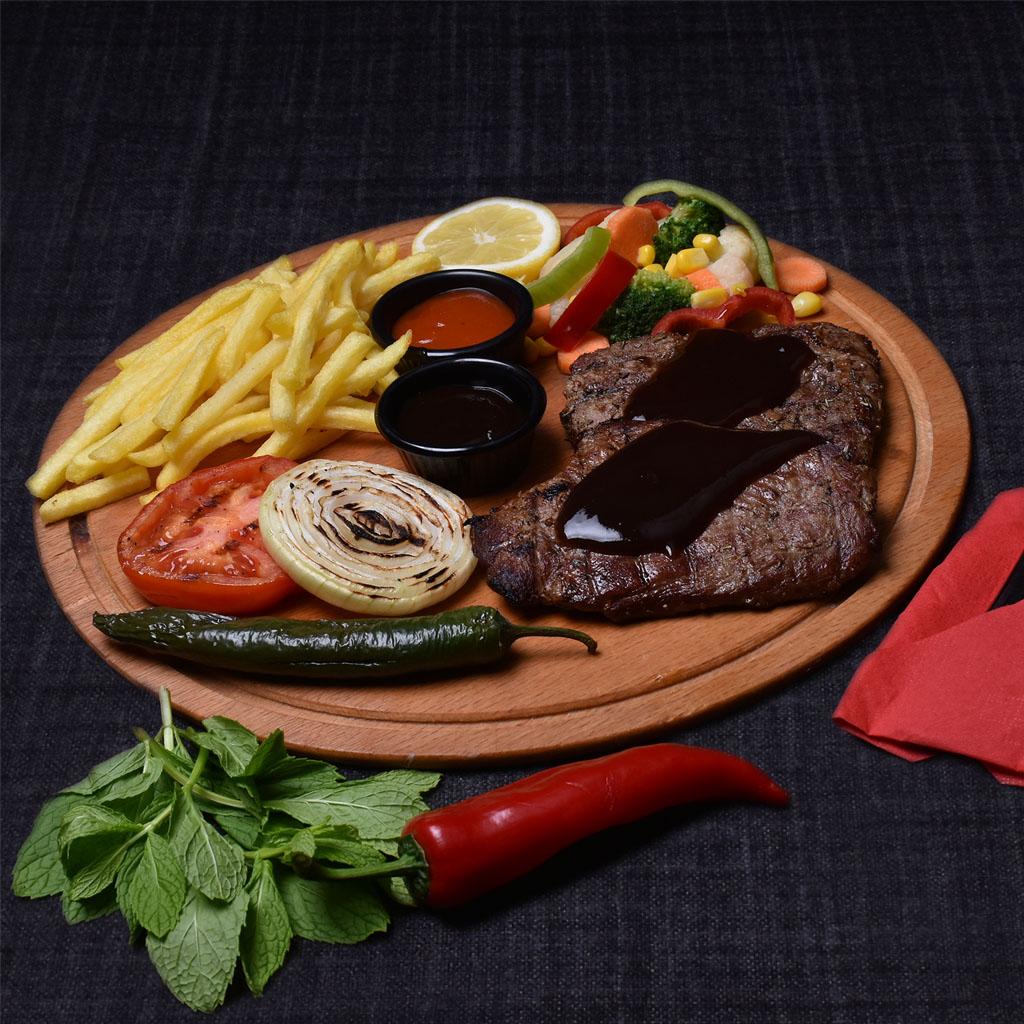 شريحة لحم بقري مع صلصة الباربكيو